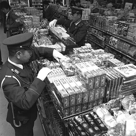 Các nhân viên cảnh sát kiểm tra bánh kẹo được bán tại một cửa hàng ở Tokyo vào tháng 10/1984.